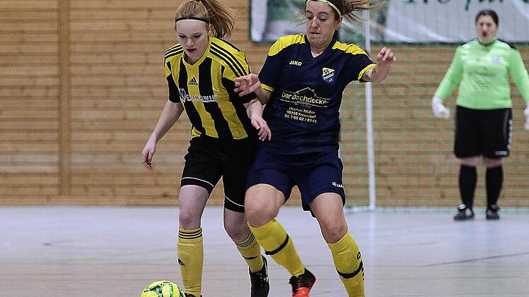 Umk&auml;mpfte Zweik&auml;mpfe erwartet die Bayernliga-Damen der Spvg Eicha auch am Sonntag in Amberg. Hier behauptet sich Eichas Miriam Kocksch (links) gegen die Frensdorferin Annalena Lauger bei der Bezirksmeisterschaft in Stegaurach. Foto: sportpress/Archiv