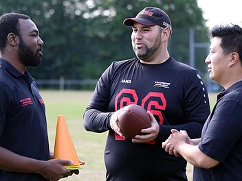 Die Coburg Black Dukes schauen den Super Bowl in der Wohnzimmer-Bar. Hier eine Aufnahme vom Training (von links): Coach Kennin Miller, Abteilungsleiter Steffen von Berg und Defense-Coach Niu Niu Timo Geldner/Archiv