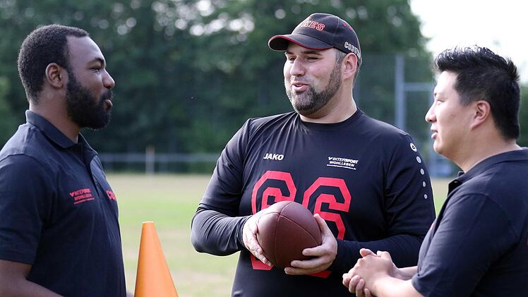 Die Coburg Black Dukes schauen den Super Bowl in der Wohnzimmer-Bar. Hier eine Aufnahme vom Training (von links): Coach Kennin Miller, Abteilungsleiter Steffen von Berg und Defense-Coach Niu Niu Timo Geldner/Archiv