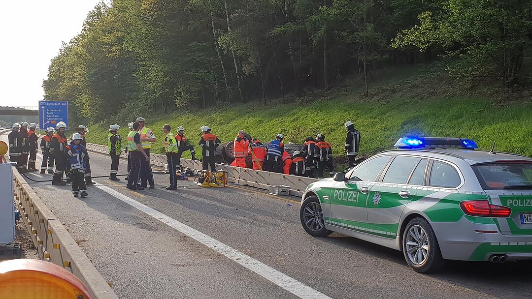Auto überschlägt sich im Baustellenbereich auf der A6 im Kreis Roth