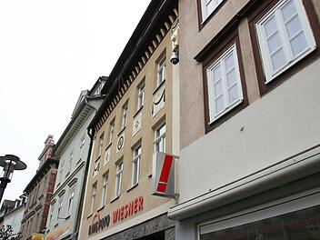 Die Überwachungskameras, die an zwei Gebäuden im Steinweg angebracht waren, lieferten der Polizei Live-Bilder.Jochen Berger