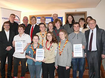 Die Preisträger, Jurymitglieder und Bürgermeister bei der Verleihung des Bamberger Jugendpreises  im Gemeindezentrum St. Josef/Hain Foto: Marion Krüger Hundrup