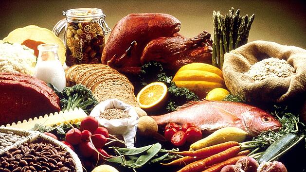 Viele gesunde Lebensmittel sind leider sehr umweltschädlich. Dazu zählen Rindfleisch, Milchprodukte und Co.