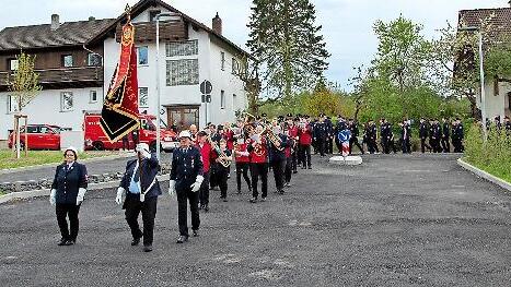 Nach einem Gottesdienst in der Klosterkirche Volkersberg marschierten die Floriansjünger in Begleitung der Georgi-Bläser zum neuen Feuerwehrhaus der Feuerwehr Volkers.
