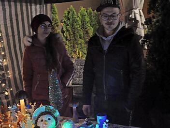 Geheimnisvoll glitzert an einem Marktstand die Weihnachtsdeko.