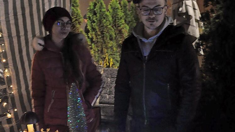 Geheimnisvoll glitzert an einem Marktstand die Weihnachtsdeko.