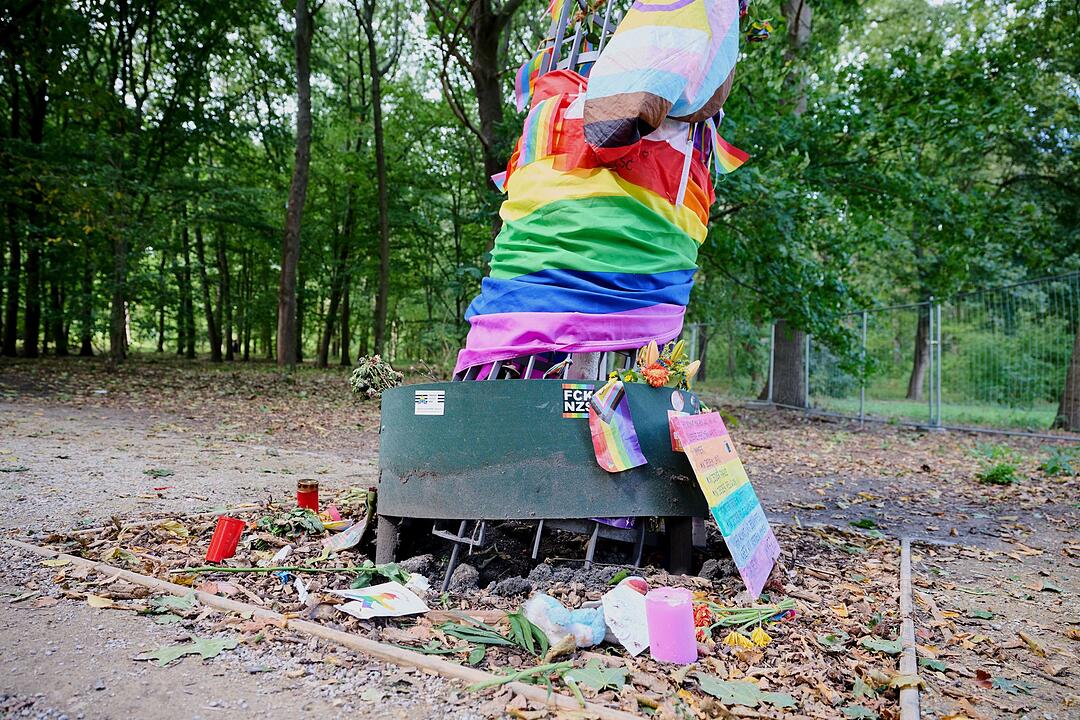 Besch&auml;digter CSD-Gedenkbaum im Tiergarten