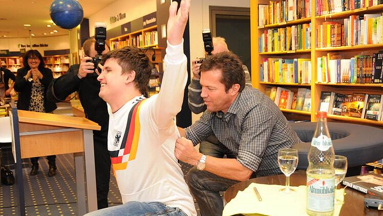 Nach knapp eineinhalb Stunden Gespräch mit dem Moderator, ohne eine einzige Zeile aus seinem Buch vorgelesen zu haben, gibt er einem überglücklichen Fan das erste Autogramm.