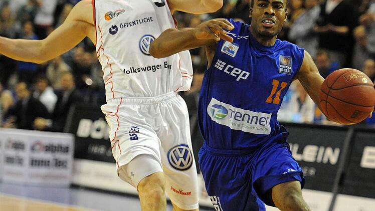 Bryan Bailey (rechts) gegen den Braunschweiger Robert Kulawick.
