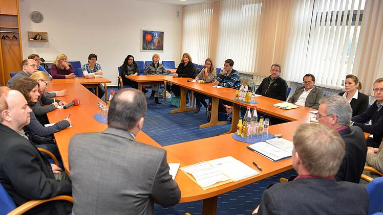In einem größeren Raum als ursprünglich gedacht fand die Pressekonferenz statt, damit alle daran teilnehmen können. Foto: Ronald Rinklef