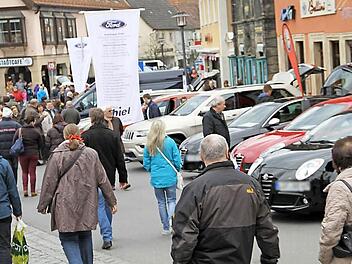 Beim verkaufsoffenen Sonntag mit Autoschau am 23. März verwandelte sich die Fußgängerzone schon ab den Mittagstunden in eine Flaniermeile.