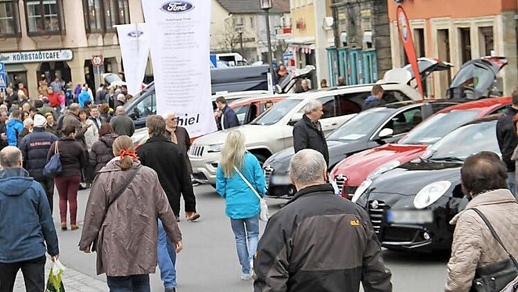 Beim verkaufsoffenen Sonntag mit Autoschau am 23. März verwandelte sich die Fußgängerzone schon ab den Mittagstunden in eine Flaniermeile.