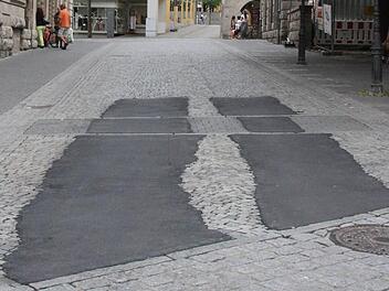 Weil sich im Pflaster Spurrillen bildeten, wurde jetzt mit Asphalt provorisch ausgebessert. Foto: Simone Bastian