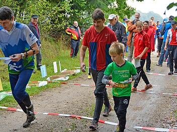 Los geht's im Laufschritt - Karte und Gelände immer im Blick. Fotos: Picturedreams