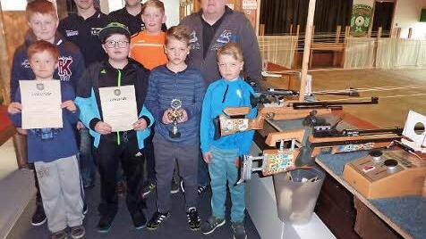 Nicht mehr wiederzuerkennen sind die neuen Schießstände nach der umfangreichen Renovierung. Mit im Bild die Kinderschützen vom Team "Quarkbeutel" sowie Feuerwehr. Von links: Schützenmeister Michel Dyckerhoff, Vorsitzender Frank Oberkofler und Zweiter Vorsitzender Andreas Kohles.