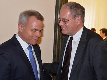 Michael Fiedeldey (links) wird 2017 Klaus Rubach (rechts) als Geschäftsführer der Stadtwerke Bamberg GmbH ablösen. Das Bild zeigt sie vor der Vertragsunterzeichnung am Freitag im Bamberger Rathaus. Foto: Ronald Rinklef