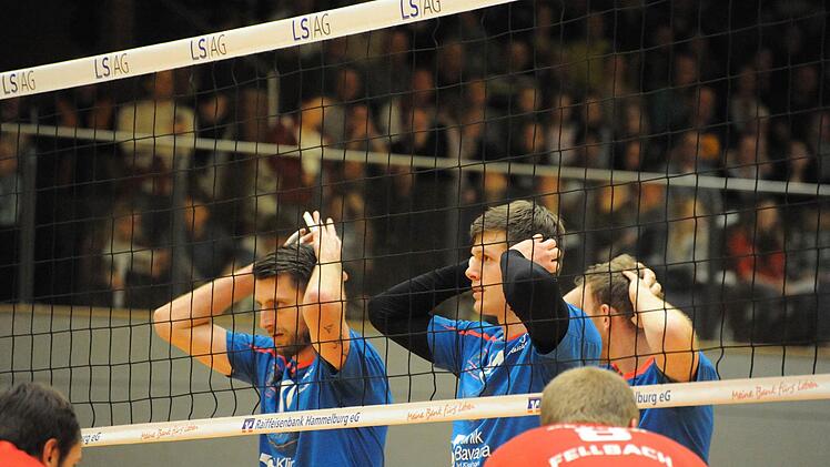 1:3 gegen den Tabellenführer verloren, aber wieder viele Sympathie-Punkte gewonnen haben Hammelburgs Volleyballer (blaue Trikots). Foto: Hopf