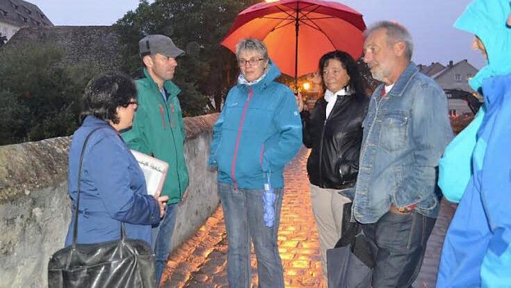 Sagenhaftes über die nächste Umgebung ließen sich einige Höchstadter bei der Führung durch die Stadt von Christiane Kolbet erzählen. Foto: Larissa Händel