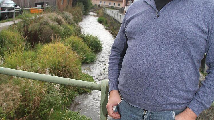 Anwohner Richard Keil moniert den Zustand der Steinach: Das Flüsschen verlandet zunehmend, die Brücke ist marode.