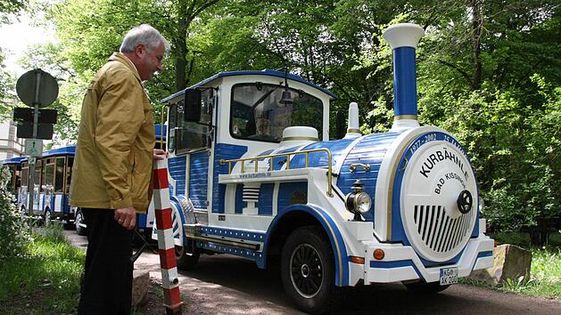 Eine Tour mit dem Bad Kissinger Kurb&auml;hnle geh&ouml;rt f&uuml;r viele G&auml;ste und Einheimische einfach zum Sommer. Das soll nach dem Willen von Betreiber J&uuml;rgen K&auml;mmerer auch so bleiben. Das Foto zeigt das B&auml;hnle im Luitpoldpark, bei der G&auml;stef&uuml;hrer Albin Markert (links) den Weg frei macht. Fotos: Ralf Ruppert