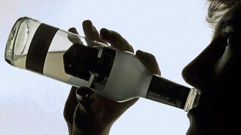 Wer in der Pubert&auml;t das erste Mal Alkohol trinkt, erh&ouml;ht sein Risiko, auch sp&auml;ter im Leben mehr und &ouml;fter zur Flasche zu greifen.  Foto: Jens B&uuml;ttner/dpa