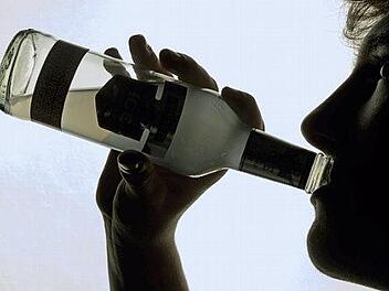 Wer in der Pubertät das erste Mal Alkohol trinkt, erhöht sein Risiko, auch später im Leben mehr und öfter zur Flasche zu greifen.  Foto: Jens Büttner/dpa