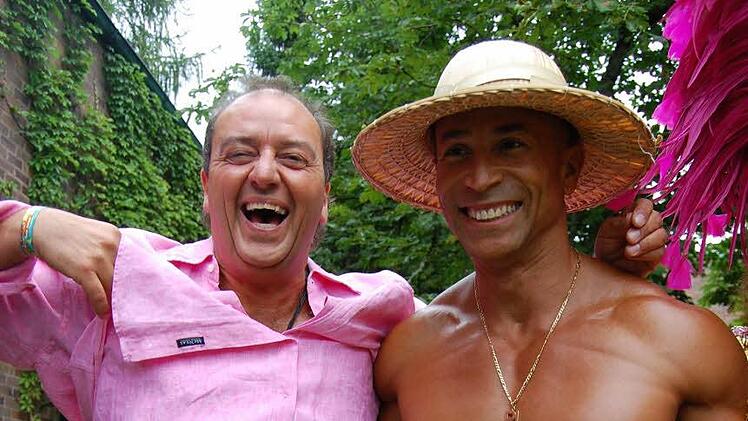 Rolf Beyersdorf, hier mit Capoeira-Tänzer Paulo Lopez, ist für jeden Spaß zu haben.Oliver Schmidt
