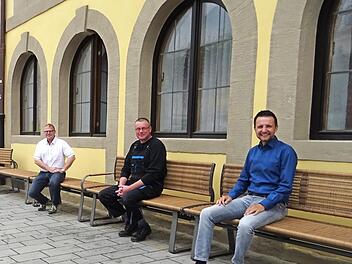 Die "Endlosbank" wurde sogleich ausprobiert: Christian Vogel und Bernd Gleitsmann mit B&uuml;rgermeister Andreas H&uuml;gerich  Foto: Stadt Lichtenfels