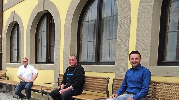Die "Endlosbank" wurde sogleich ausprobiert: Christian Vogel und Bernd Gleitsmann mit B&uuml;rgermeister Andreas H&uuml;gerich  Foto: Stadt Lichtenfels