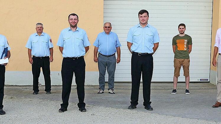 Die neu gewählten Kommandanten der Freiwilligen Feuerwehr Lahm mit Vertretern der Stadt Lichtenfels (von links): Roland Lowig (Feuerwehrreferent), Johannes Oppel (scheidender Kommandant), Valentin Krappmann (Vorsitzender), Patrick Schlund (Kommandant), Otto Dinkel (Feuerwehrreferent), Dominik Fischer (stellvertretender Kommandant), Johannes Zeis (Stadtverwaltung), Andreas Hügerich (Bürgermeister) und Horst Sünkel (Stadtverwaltung) Foto: Gerd Klemenz