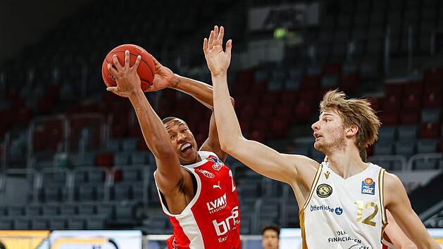Bambergs Devon Hall zieht hier gegen den Braunschweiger Jannik G&ouml;tsche zum Korb und erzielt zwei seiner 22 Punkte. Damit war der Amerikaner Topscorer des Brose-Teams. Foto: Daniel L&ouml;bFoto