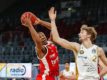 Bambergs Devon Hall zieht hier gegen den Braunschweiger Jannik Götsche zum Korb und erzielt zwei seiner 22 Punkte. Damit war der Amerikaner Topscorer des Brose-Teams. Foto: Daniel LöbFoto