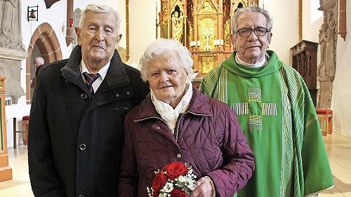 Adam und Maria Wichert nach dem Gottesdienst mit Pater Gabriel Ramos Valiente