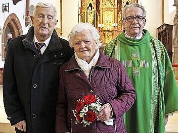 Adam und Maria Wichert nach dem Gottesdienst mit Pater Gabriel Ramos Valiente