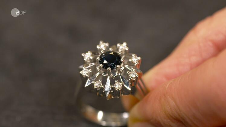 Der Weißgold-Ring mit Brillanten und einem Saphir aus den 1970er-Jahren war 600 bis 700 Euro wert. Walter Lehnertz kaufte das Schmuckstück für 680 Euro.