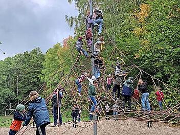 Beim Kindernachmittag im Rahmen des 60. Jahresfestes des CVJM Altenstein durften die Buben und Mädchen auf dem Vereinsgelände auf Schatzsuche gehen – unter anderem am Seilzirkus.
