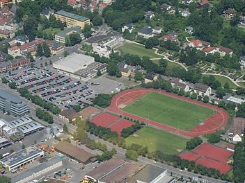 Das Areal aus der Vogelperspektive. Die neue Halle soll dort entstehen, wo auf dem Foto rechts unten die kleinen roten Hartplätze zu sehen sind.