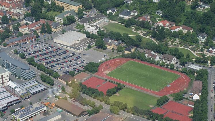 Das Areal aus der Vogelperspektive. Die neue Halle soll dort entstehen, wo auf dem Foto rechts unten die kleinen roten Hartplätze zu sehen sind.