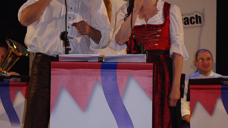 Das Gesangsduo (von links) Stephanie Herold und Florian Ebert setzte gesangliche Glanzlichter.