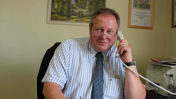 Volker Schmiechen in seinem Dienstzimmer im Untersteinacher Rathaus.