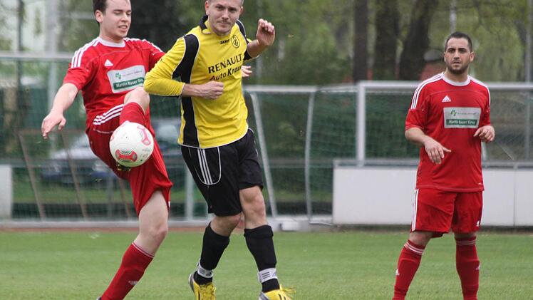 Kreisklasse 1 ER/PEG: Die Vestenbergsgreuther um Steven Rohles (links) und Adrian Pakosz (rechts) erarbeiteten sich einen Punkt bei der "Spieli"-Reserve. Foto: Uwe Kellner