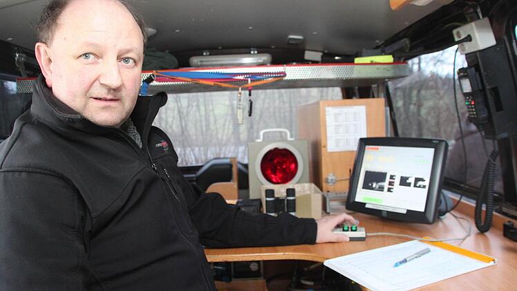 Auf dem Bildschirm kann Georg Purucker ablesen, mit wie viel Stundenkilometern die Fahrzeuge die Messstelle passiert haben. Auch Bilder vom Kennzeichen und vom Fahrer werden auf den Bildschirm übertragen.