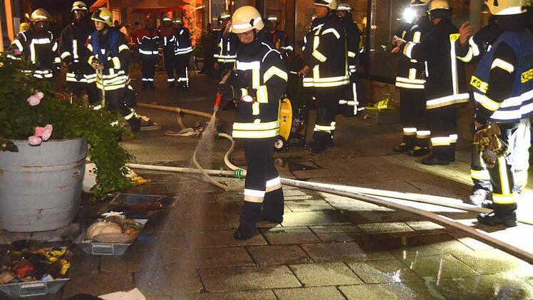 Beim dritten Einsatz innerhalb weniger Stunden musste die Feuerwehr am Mittwochabend einen Wohnungsbrand in der Badgasse löschen.  Foto: Peter Rauch