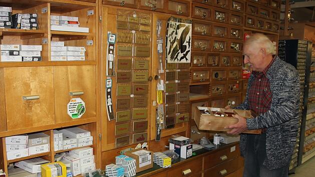 An der R&uuml;ckwand dieses Regals, das bald ausgedient hat,  prangt noch der Pf&auml;ndungs-Kuckuck (des Vorbesitzers), wie J&uuml;rgen Finzel von seinem Vater wei&szlig;.Foto: Ralf Kestel