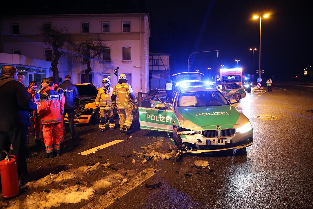 Frontalzusammenstoß mit einem Polizeiwagen in Hof