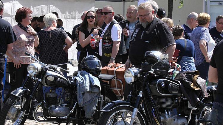 Zwei Oldtimer werden von "Youngtimer" bewundert. Thomas Dill