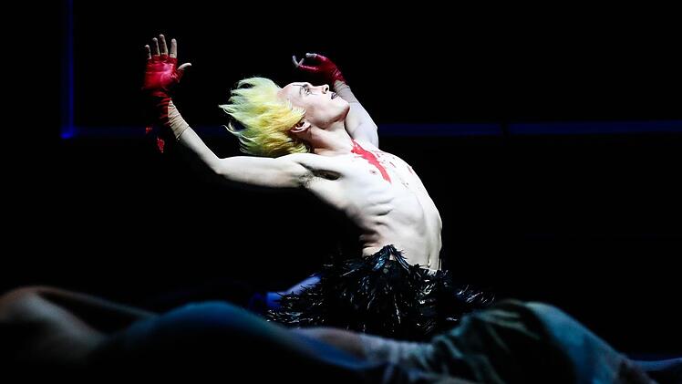 Der Phoenix (Joshua Limmer) rettet die Welt. Henning Rosenbusch