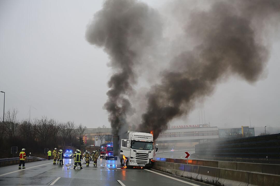 Nach Kollision mit Leitplanke: Lastwagen geht auf A9 in Flammen auf