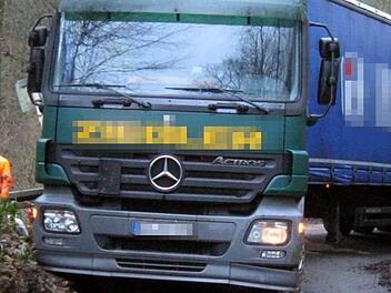 So wie in diesem Symbolbild fuhr sich am Mittwoch ein Lkw-Fahrer in Unterfranken fest und musste in einer aufwendigen Aktion befreit werden. Symbolbild: Polizei Hagen/dpa