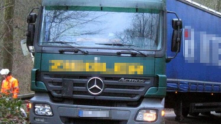 So wie in diesem Symbolbild fuhr sich am Mittwoch ein Lkw-Fahrer in Unterfranken fest und musste in einer aufwendigen Aktion befreit werden. Symbolbild: Polizei Hagen/dpa